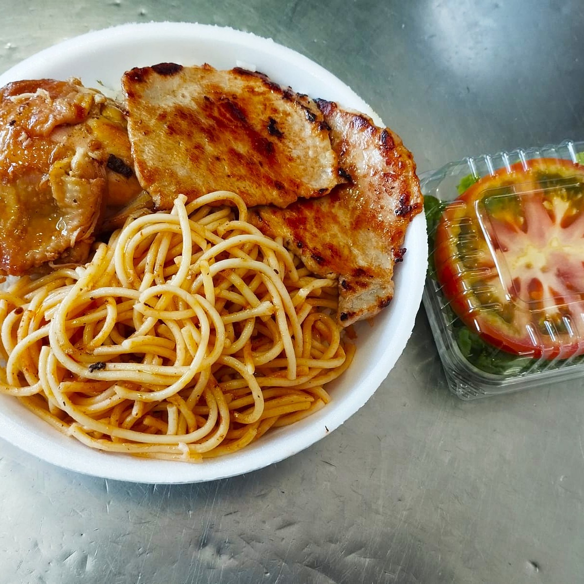 Prato com arroz, feijão, macarrão alho e óleo, lombo grelhado, galinhada e salada